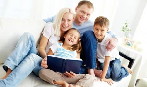 Human Familienreading mit glücklicher Famile